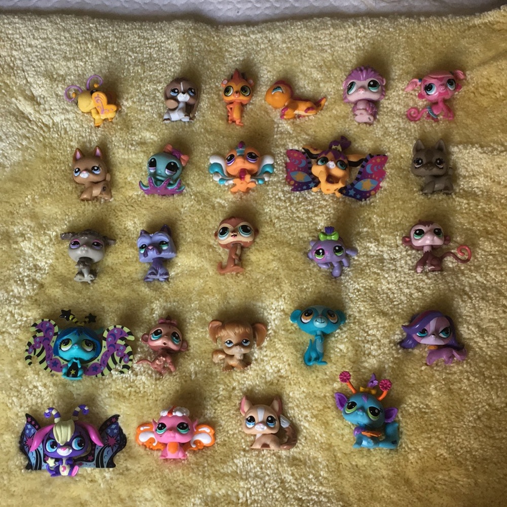 Lot of 25 LPS Characters With Carrier